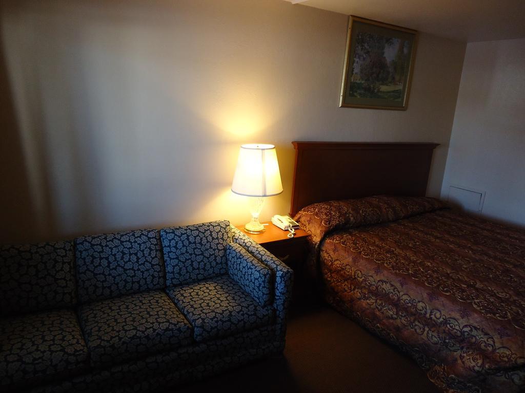 Canadiana Motel Sudbury Bagian luar foto